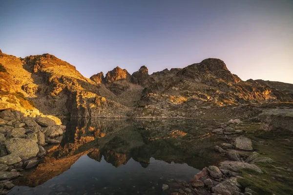 Batu Batu Dan Sebuah Danau Kecil Rila Gunung Bulgaria — Stok Foto