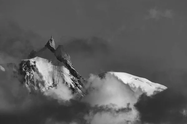 기지에 구름이 몽블랑 마시프 — 스톡 사진