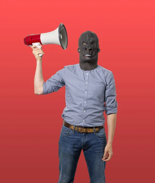 Man Svart Arg Mask Som Håller Megafon Röd Bakgrund — Stockfoto