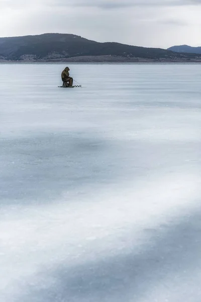 Вертикальний Постріл Рибалки Замерзлому Озері Горах — стокове фото