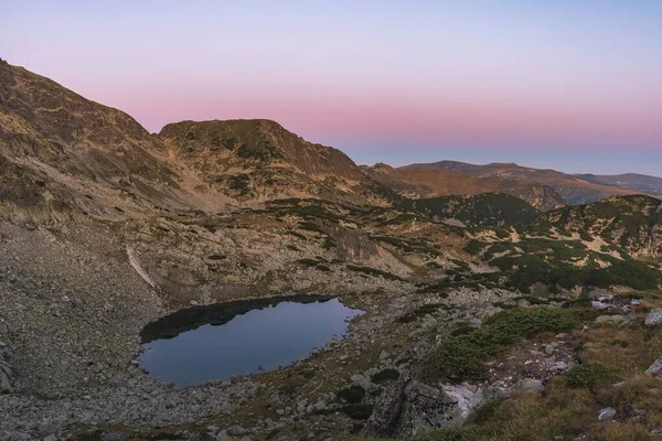 Sebuah Gambar Sudut Tinggi Dari Sebuah Danau Kecil Gunung Rila — Stok Foto