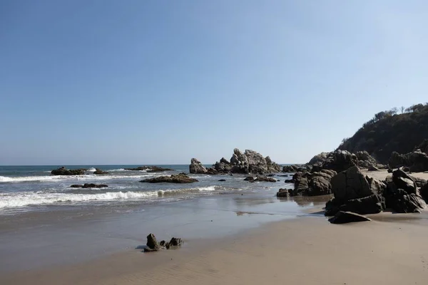 Ett Landskap Strand Omgiven Klippor Och Havet Solljuset Mexiko — Stockfoto