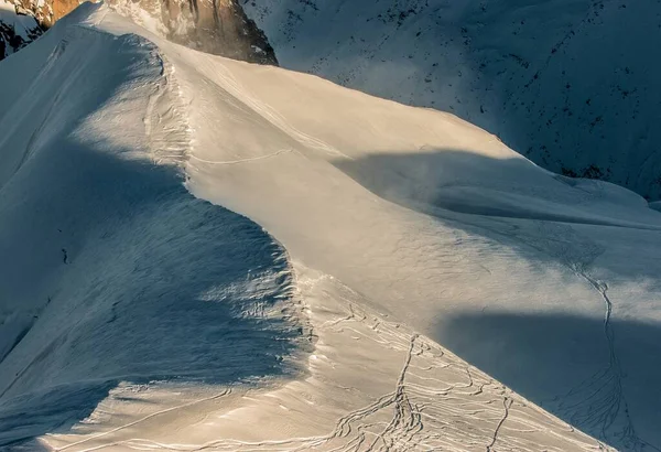 Slunce Jedné Straně Stín Druhé Skalnatý Sníh Běžeckými Běžeckými Tratěmi — Stock fotografie