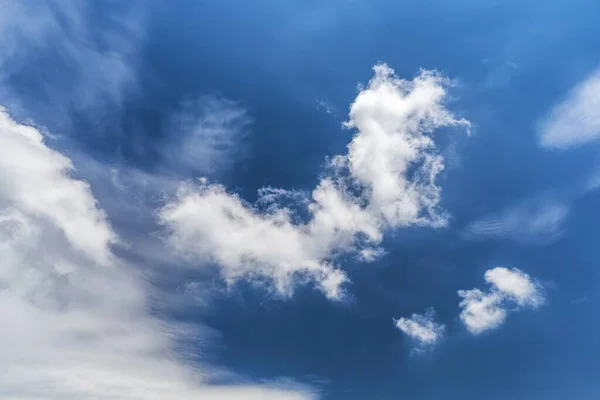 Uma Visão Baixo Ângulo Céu Azul Coberto Nuvens Ótimo Para — Fotografia de Stock