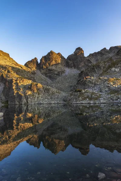 Plano Vertical Las Rocas Reflejado Agua Transparente Del Lago —  Fotos de Stock