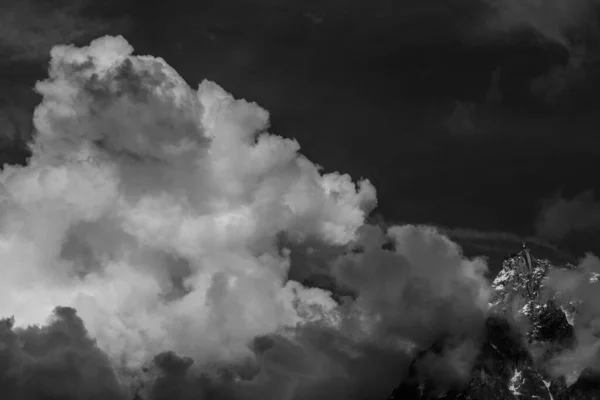 Enormes Nubes Haciendo Que Las Montañas Vean Pequeñas Blanco Negro —  Fotos de Stock