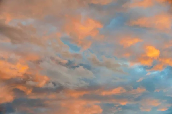 Hermoso Paisaje Cielo Anaranjado Azul Nublado Atardecer Perfecto Para Fondo — Foto de Stock