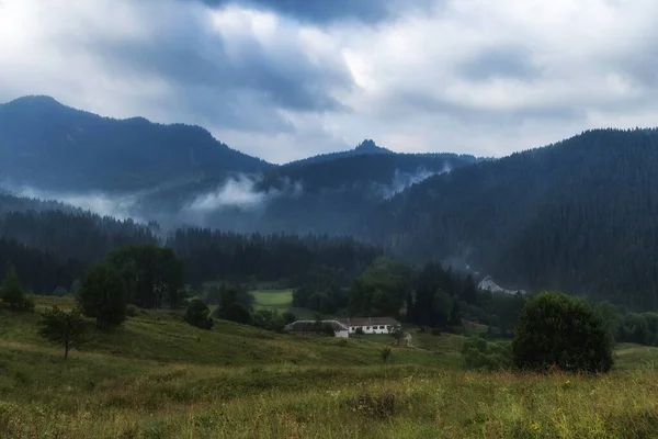 Zielone Wzgórza Bułgarii Pod Ciemnym Pochmurnym Niebem — Zdjęcie stockowe