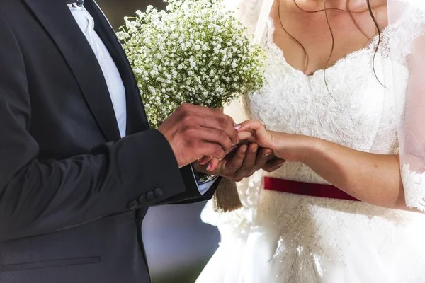 花嫁と指輪を交換する新郎のクローズアップショット — ストック写真
