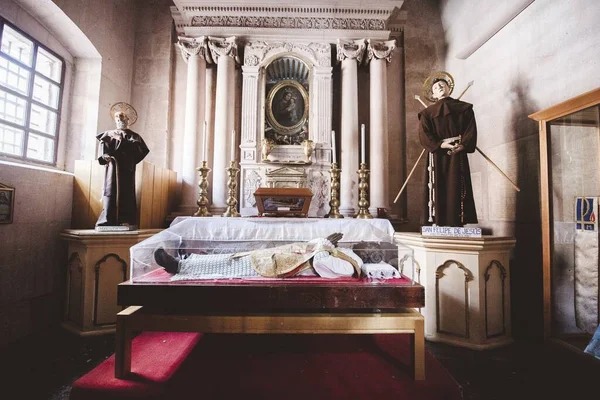 Мертвый Священник Окруженный Статуями Католической Церкви Мексике — стоковое фото
