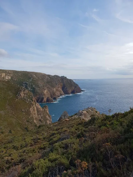 Groene Rotsachtige Kustlijn Portugal Bij Cabo Roca Met Een Blauwe — Stockfoto