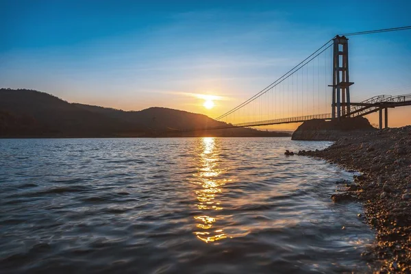 Ανάρτηση Γέφυρας Στη Βουλγαρία Πάνω Από Φράγμα Στάντεν Κλαντένεζ Ηλιοβασίλεμα — Φωτογραφία Αρχείου