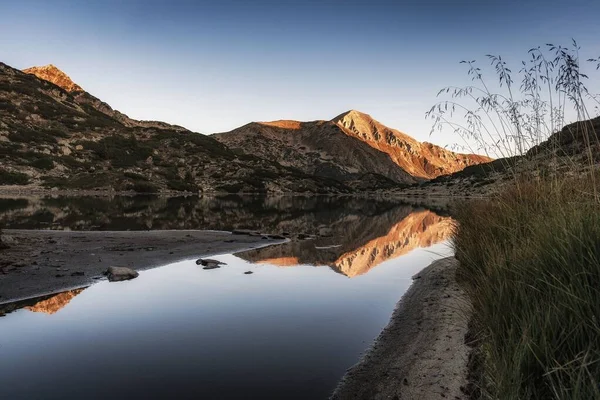 Vihren Zirvesi Bulgaristan Pirin Milli Parkı Ndaki Banderitsa Gölüne Yansıdı — Stok fotoğraf