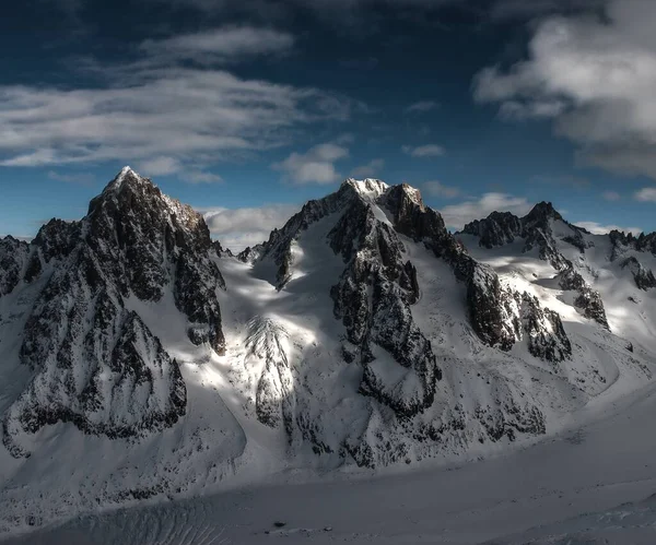 Tres Montañas Con Cielo Dramático Nieve Las Montañas Resaltadas Por — Foto de Stock