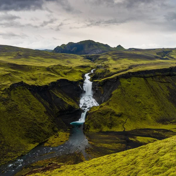 Высокий Угол Съемки Водопадов Высокогорной Области Исландии Облачно Серым Небом — стоковое фото