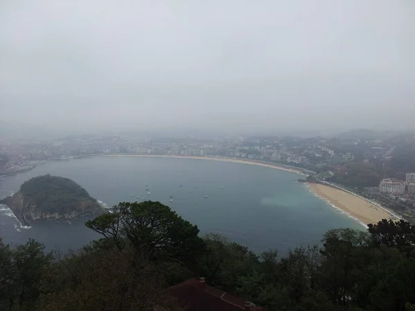 Una Toma Aérea Mar Rodeado Una Ciudad Bosque Bajo Cielo —  Fotos de Stock