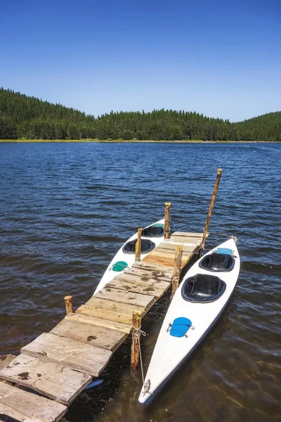 Sebuah Gambar Vertikal Dari Dermaga Kayu Kecil Dengan Dua Perahu — Stok Foto