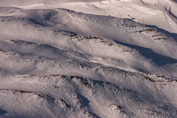 带滑雪道的高山雪地隆起文摘 — 图库照片