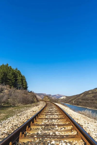 Kırsaldaki Bir Trenin Raylarının Dikey Yüksek Açılı Görüntüsü — Stok fotoğraf