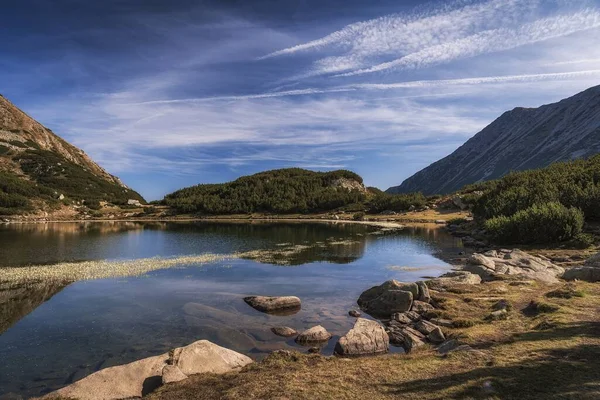 保加利亚高山上一个小湖的美丽风景 — 图库照片