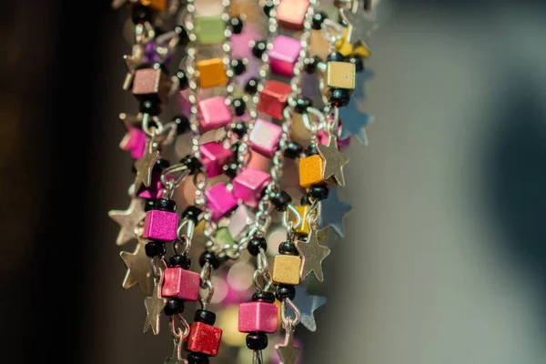 Närbild Bild Ett Halsband Prydd Med Färgglada Kub Och Runda — Stockfoto