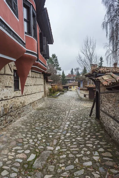 Een Verticaal Shot Van Een Straat Met Typische Architectuur Koprivshtitsa — Stockfoto