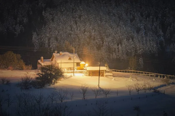 Ein Beleuchtetes Haus Dorf Vrata Rhodopen Bulgarien — Stockfoto