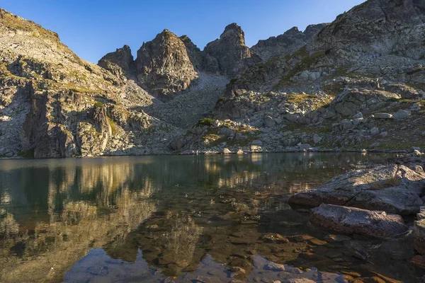 Batu Batu Tubuh Danau Dengan Air Transparan — Stok Foto