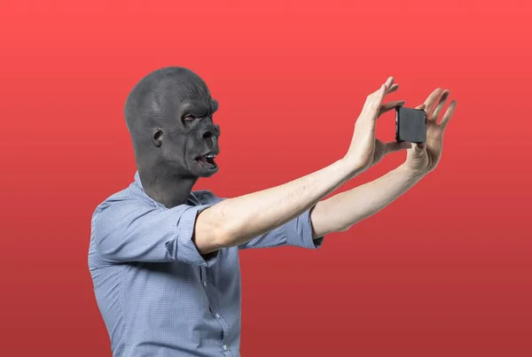 Een Man Een Zwart Boos Masker Neemt Een Selfie Met — Stockfoto