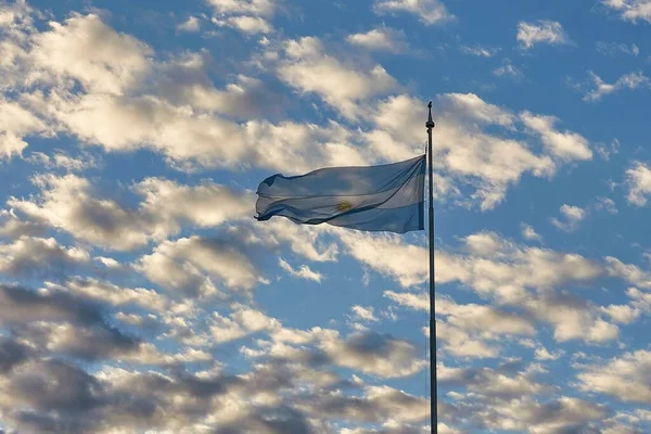 Μια Χαμηλή Γωνία Βολής Της Σημαίας Της Αργεντινής Ένα Κοντάρι — Φωτογραφία Αρχείου