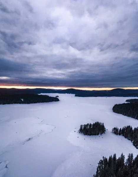 在乌云密布的天空下 一个冰封的湖面的垂直拍 — 图库照片