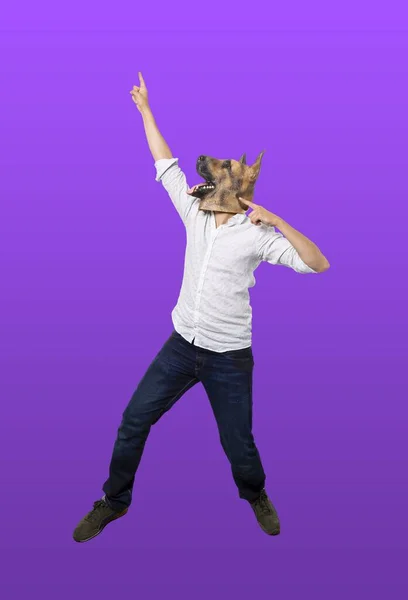 一只披着狗面具的雄性在紫色背景上表达快乐的垂直镜头 — 图库照片