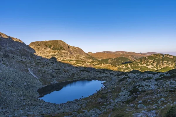 Tiro Ângulo Alto Lago Pequeno Montanha Rila Bulgária Com Céu — Fotografia de Stock