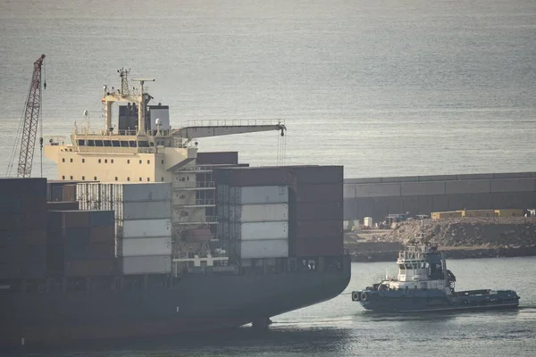 Big Ship Little Boat Sea Daytime — Stock Photo, Image