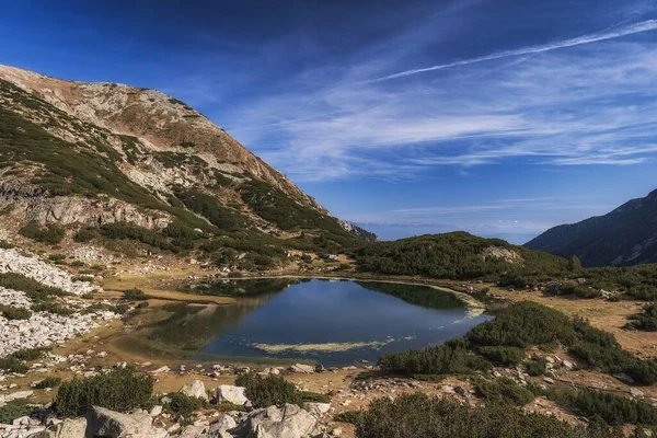 Невелике Озеро Біля Скель Сільській Місцевості Болгарії — стокове фото