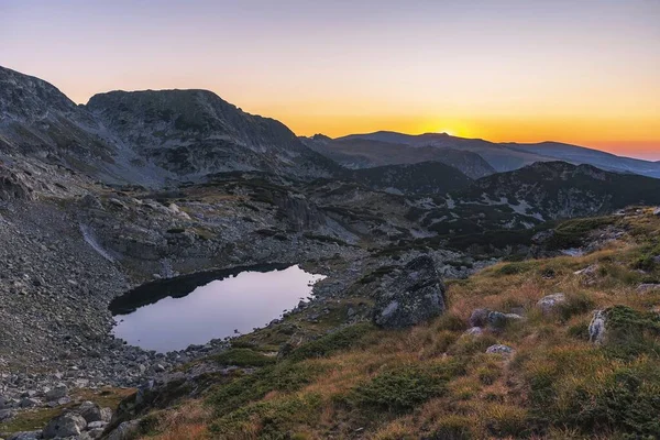 Plan Angle Élevé Petit Lac Montagne Rila Bulgarie Avec Beau — Photo