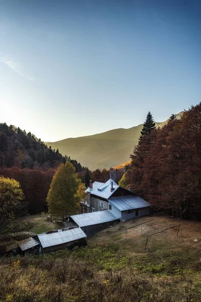 Een Verticale Hoge Hoek Opname Van Boerderijen Bergen Met Kleurrijke — Stockfoto