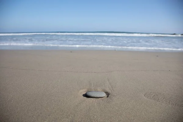 Une Pierre Sur Sable Dans Une Plage Entourée Par Mer — Photo