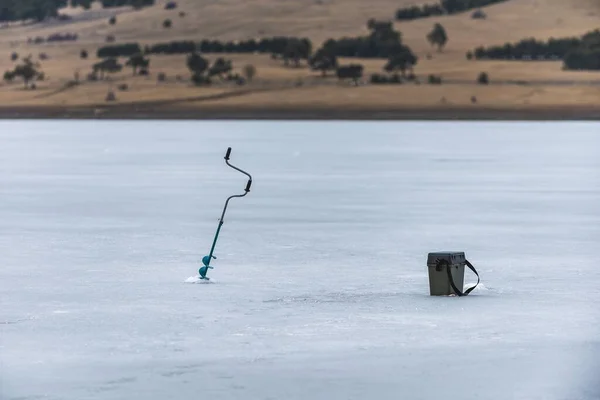 Een Ijsboormachine Het Bevroren Meer Het Platteland — Stockfoto