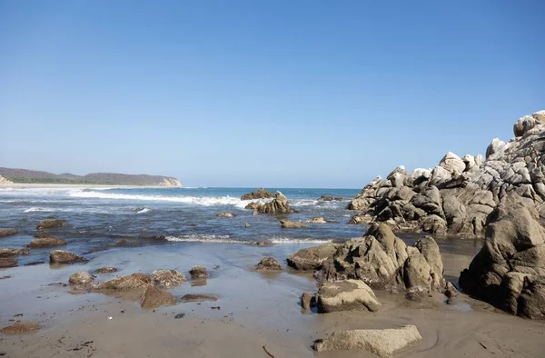 Denizin Manzarası Denizle Çevrili Güneş Işığı Altında Kayalar Meksika Mavi — Stok fotoğraf