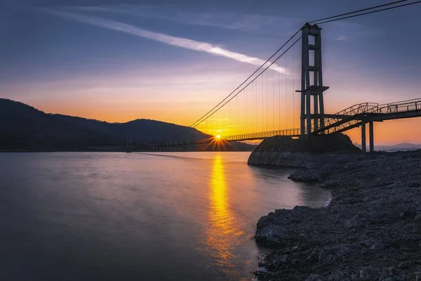 Závěsný Most Bulharsku Přes Přehradu Studen Kladenez Při Západu Slunce — Stock fotografie