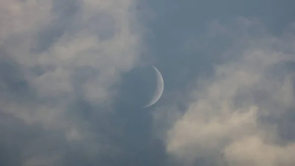 Hermosa Luna Creciente Encerada Durante Día Entre Las Nubes Tomado — Foto de Stock