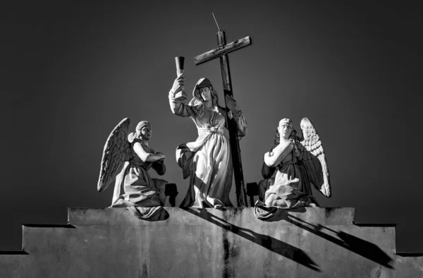 Greyscale Shot Statues Three Angels Holding Christan Cross — Stock Photo, Image