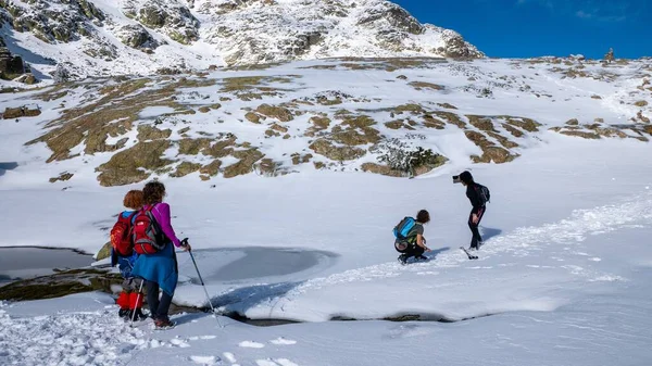Пеалара Испания Ноября 2018 Года Группа Женщин Исследующих Снежную Гору — стоковое фото