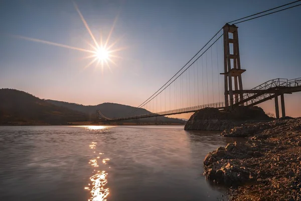 Eine Hängebrücke Bulgarien Über Den Staudamm Studen Kladenez Bei Sonnenuntergang — Stockfoto