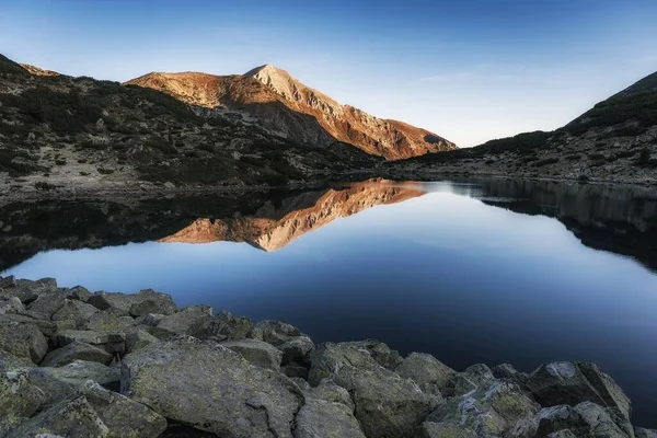 Vihren Fjellet Reflektert Banderitsa Sjøen Pirin Nasjonalpark Bulgaria – stockfoto