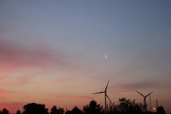 Spojení Měsíce Waning Crescent Venuše Při Východu Slunce Větrnými Mlýny — Stock fotografie
