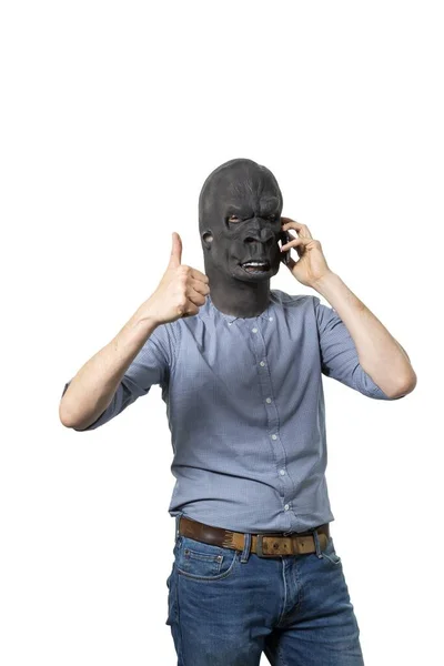 Macho Com Uma Máscara Preta Irritada Falando Telefone Mostrando Sinal — Fotografia de Stock