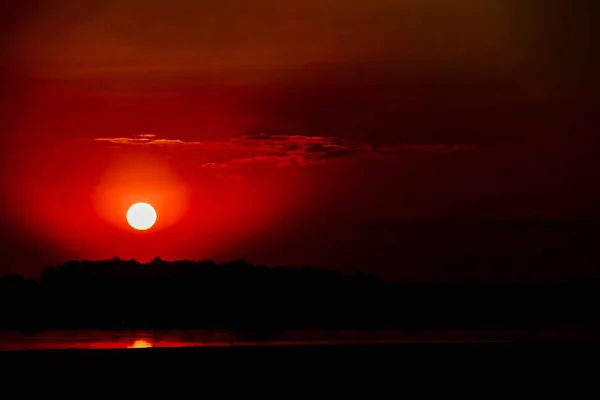 Hermoso Paisaje Lago Bosque Bajo Cielo Rojo Con Sol Atardecer —  Fotos de Stock