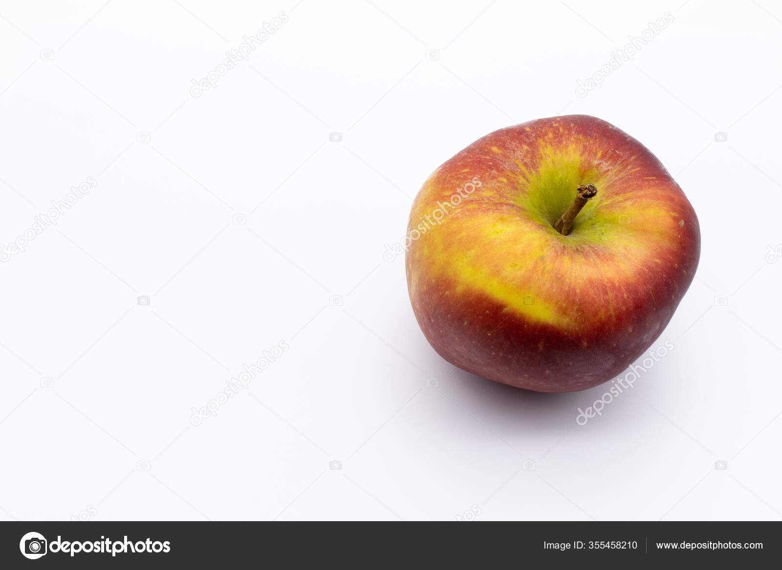 一朵美丽的成熟的红苹果背景是白色的 图库照片 C Wirestock
